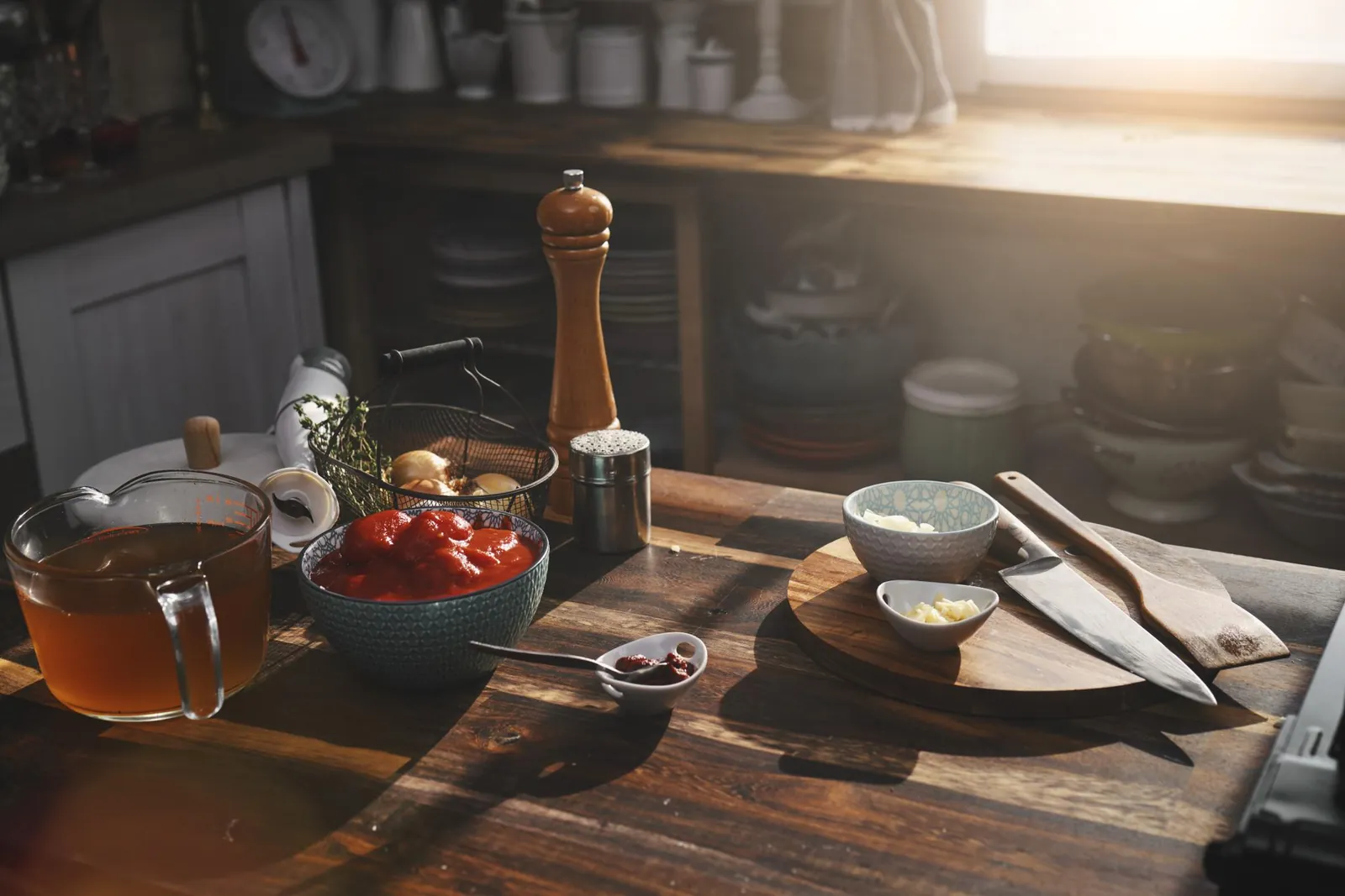 Tavola di cucina in legno con ingredienti freschi